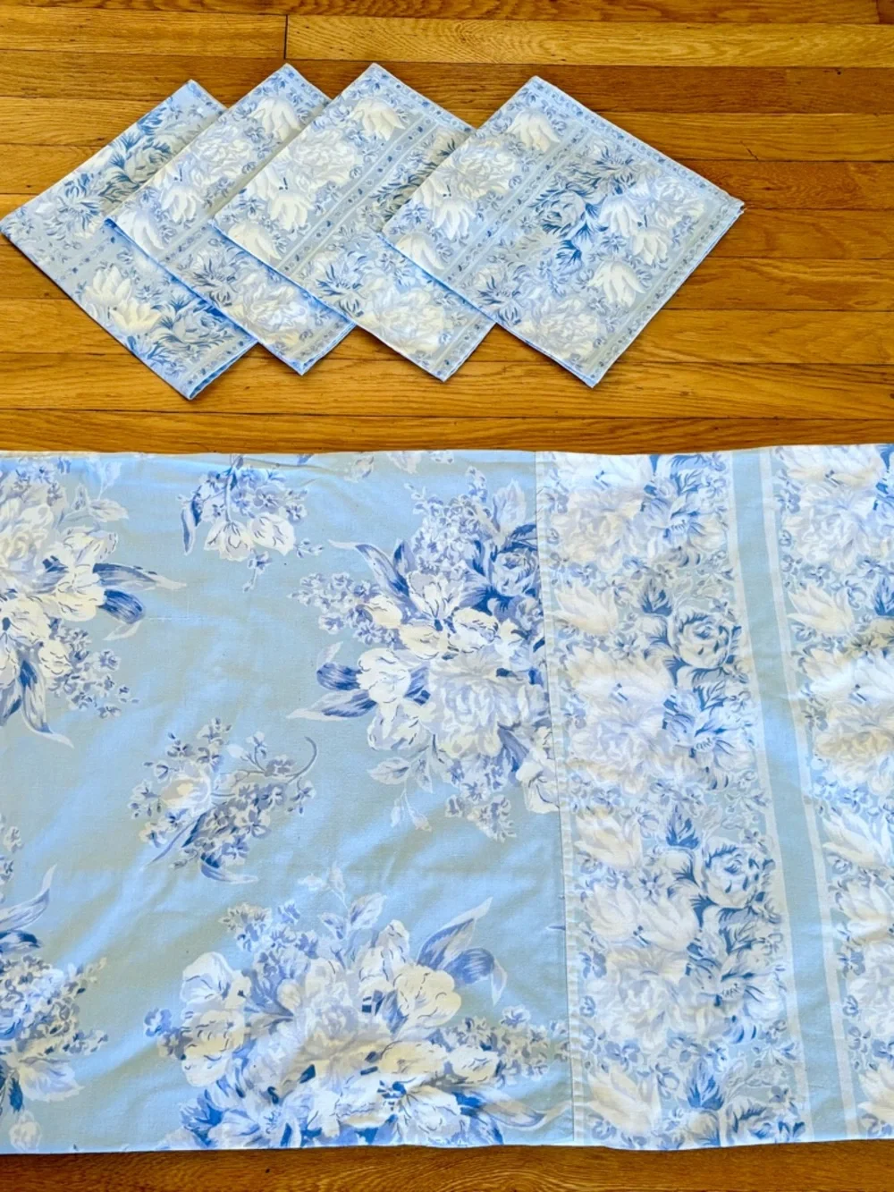 Williams Sonoma Blue/White Floral Border Cotton Tablecloth W/ 4 Napkins 70x90